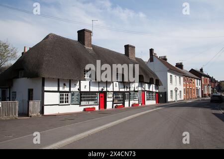 Un cottage con tetto in paglia a Ringwood, usato come ristorante nell'Hampshire nel Regno Unito Foto Stock