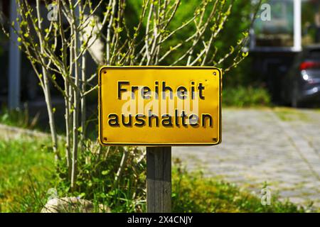 Schild mit Aufschrift Freiheit aushalten an einer Einfahrt in Hamburg, Deutschland, Europa *** firma con l'iscrizione Freiheit aushalten in un vialetto di Amburgo, Germania, Europa Foto Stock