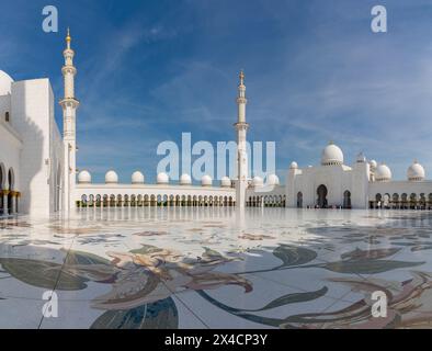 Una foto del cortile Sahan della grande Moschea Sheikh Zayed. Foto Stock