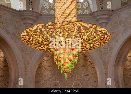 Una foto del sontuoso e colorato lampadario nella sala principale delle preghiere della grande Moschea dello sceicco Zayed. Foto Stock