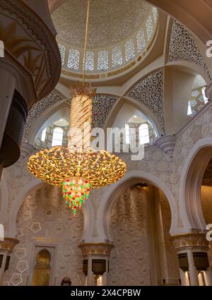 Una foto della sala principale di preghiera della grande Moschea dello sceicco Zayed. Foto Stock