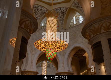 Una foto della sala principale di preghiera della grande Moschea dello sceicco Zayed. Foto Stock