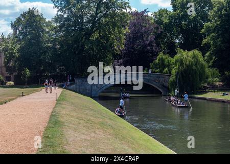 Le persone si rilassano con un tour in punt sul fiume Cam, passando attraverso il ponte matematico che attraversa il cuore di Cambridge, Regno Unito.22.06.22. Foto Stock