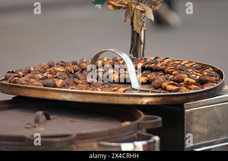 Castagne tostate in vendita nel centro di Roma, Lazio, Italia Foto Stock