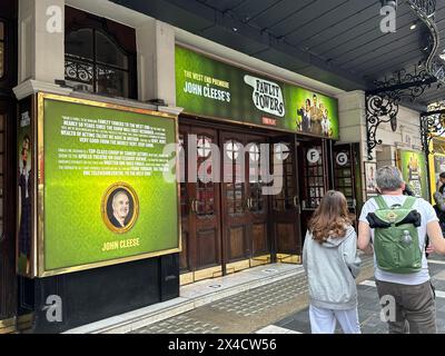 Londra, Regno Unito. 2 maggio 2024. L'Apollo Theatre sta promuovendo la commedia "Fawlty Towers" del comico britannico John Cleese. Crediti: Benedikt von Imhoff/dpa/Alamy Live News Foto Stock