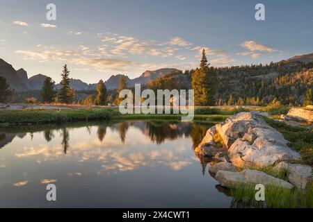 Laghetto subalpino al tramonto. Bridger Wilderness, Wind River Range, Wyoming. Foto Stock