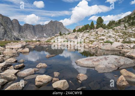 Picco RAID visto da tarn sopra il lago Pyramid. Bridger Wilderness. Wind River Range, Wyoming. Foto Stock