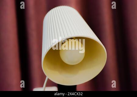 Una lampada da scrivania elegante e moderna progettata per migliorare lo spazio di lavoro con illuminazione funzionale e stile contemporaneo. Foto Stock