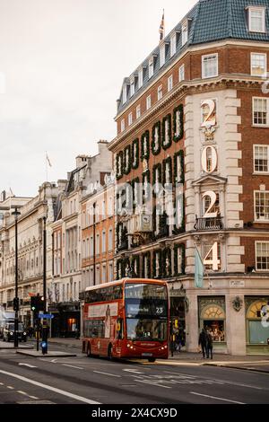Giro natalizio - autobus a due piani per le strade di Londra a Natale Foto Stock