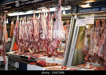 Atene, Grecia. 2 maggio 2024. L'agnello tradizionale è esposto in una macelleria presso l'Agorà Varvakios. I cristiani greco-ortodossi lottano per permettersi dolci festivi, mentre il costo della crisi della vita sta colpendo duramente la festa di Pasqua. Crediti: Dimitris Aspiotis/Alamy Live News Foto Stock