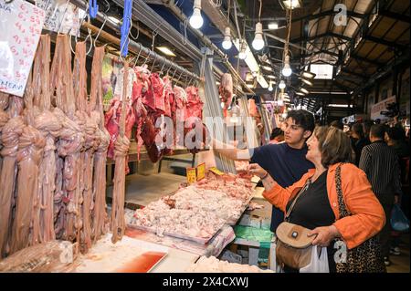 Atene, Grecia. 2 maggio 2024. Un macellaio vende le tradizionali prelibatezze di carne al Varvakios Agora. I cristiani greco-ortodossi lottano per permettersi dolci festivi, mentre il costo della crisi della vita sta colpendo duramente la festa di Pasqua. Crediti: Dimitris Aspiotis/Alamy Live News Foto Stock