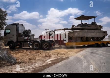 Israele meridionale, Israele. 2 maggio 2024. Un carro armato israeliano Merkava IDF su un camion a pianale, acquistato in un'area di sosta avanzata nel sud di Israele vicino al confine con la Striscia di Gaza il 2 maggio 2024. Mentre Hamas ritarda la risposta al cessate il fuoco e al rilascio degli ostaggi sul tavolo, Israele continua i preparativi per un ingresso finalmente a terra nella Striscia di Gaza meridionale e un'offensiva terrestre contro Hamas in Rafiah. Foto di Jim Hollander/UPI credito: UPI/Alamy Live News Foto Stock