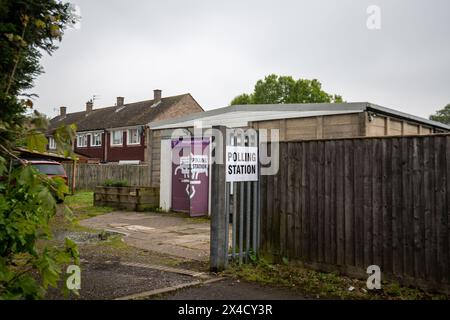 Wallingford, Inghilterra, Regno Unito. Giovedì 1 Wallingford si reca alle urne per le elezioni locali del 2 maggio 2024, per decidere chi verrà eletto Commissario di polizia. Cartello segnaletico su Allnatt Avenue, vicino a Beeching Way presso il Wallingford Scout Hut. Crediti: Lu Parrott / Alamy Live News Foto Stock