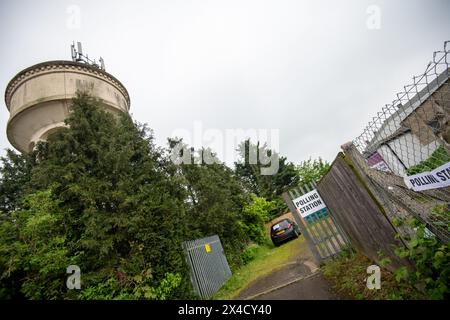 Wallingford, Inghilterra, Regno Unito. Giovedì 1 Wallingford si reca alle urne per le elezioni locali del 2 maggio 2024, per decidere chi verrà eletto Commissario di polizia. Cartello segnaletico su Allnatt Avenue, vicino a Beeching Way. Crediti: Lu Parrott / Alamy Live News Foto Stock