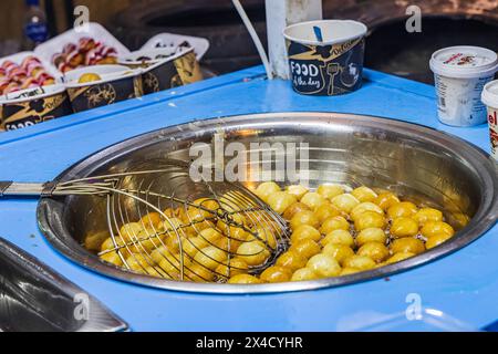 Cairo, Egitto. Palle di falafel cucinate in un negozio in via El Moez nel centro storico del Cairo. (Solo per uso editoriale) Foto Stock