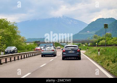 Autostrada, Italia - 1 maggio 2024: Pattuglia della polizia italiana, polizia sull'autostrada in Italia *** Ein Streifenwagen der italienischen Polizei, polizia auf der Autobahn autostrada in Italia Foto Stock