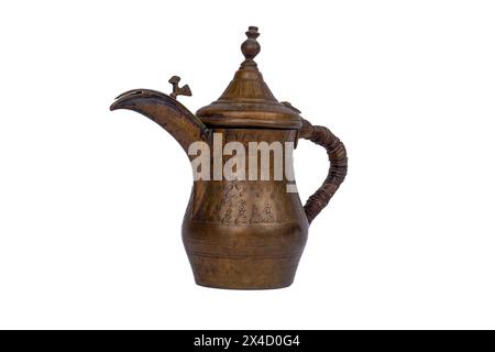 Caffettiera d'epoca araba Dallah Brass su sfondo bianco - tradizione del tè beduino mediorientale Foto Stock