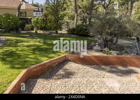 Ampia scala esterna di una casa unifamiliare che conduce attraverso il giardino Foto Stock