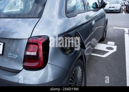 Primo piano elettrico Fiat 500 e sulla stazione di ricarica stradale, produttore italiano Fiat Group, struttura sostenibile ed efficiente, Berlino, Germania Foto Stock