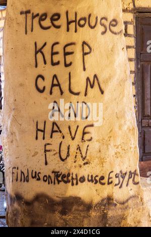 Oasi di Faiyum, Egitto. Motto scritto su un edificio. (Solo per uso editoriale) Foto Stock