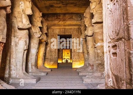 Abu Simbel, Assuan, Egitto. Colonne Osiride nella sala ipostila del grande Tempio di Ramses II (solo uso editoriale) Foto Stock