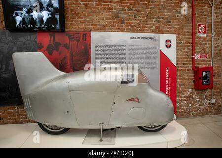 Un modello di Gilera 500 Rondine Carenata degli anni '30 in mostra al Museo Piaggio di Pontedera, Italia Foto Stock