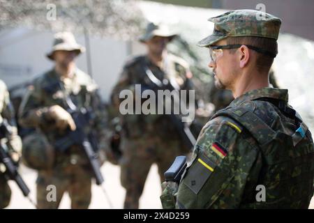 Soldaten, Spaehtrupp, Ueberwachung, erhalten Anweisungen von ihrem Truppfuehrer, Bundeswehr-Uebung AGILES ROSS im Rahmen der bundesweiten Uebung NATIONAL GUARDIAN, Die nordrhein-westfaelischen Heimatschutzkraefte des Heimatschutzkraefte des Heimatschutzregiments 2024 ricevi istruzioni dal loro leader di squadra, l'esercitazione della Bundeswehr AGILES ROSS come parte dell'esercitazione NAZIONALE GUARDIAN, le forze di sicurezza interna della Renania settentrionale-Vestfalia del Reggimento di sicurezza interna 2 di Muenster sono praticabili Foto Stock