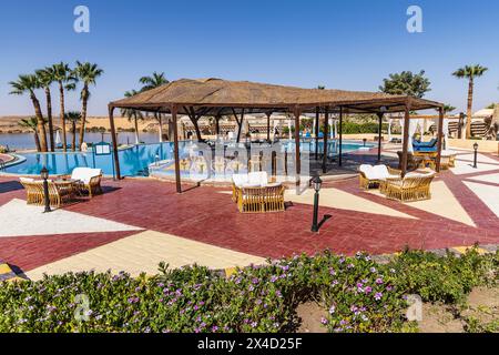 Abu Simbel, Assuan, Egitto. La piscina presso un centro conferenze dell'hotel. (Solo per uso editoriale) Foto Stock