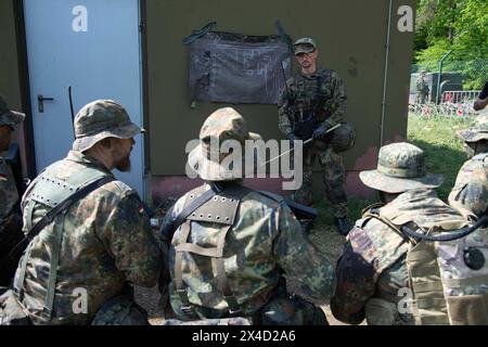 Soldaten, Spaehtrupp, Ueberwachung, erhalten Anweisungen von ihrem Truppfuehrer, Bundeswehr-Uebung AGILES ROSS im Rahmen der bundesweiten Uebung NATIONAL GUARDIAN, Die nordrhein-westfaelischen Heimatschutzkraefte des Heimatschutzkraefte des Heimatschutzregiments 2024 ricevi istruzioni dal loro leader di squadra, l'esercitazione della Bundeswehr AGILES ROSS come parte dell'esercitazione NAZIONALE GUARDIAN, le forze di sicurezza interna della Renania settentrionale-Vestfalia del Reggimento di sicurezza interna 2 di Muenster sono praticabili Foto Stock