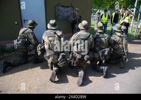 Soldaten, Spaehtrupp, Ueberwachung, erhalten Anweisungen von ihrem Truppfuehrer, Bundeswehr-Uebung AGILES ROSS im Rahmen der bundesweiten Uebung NATIONAL GUARDIAN, Die nordrhein-westfaelischen Heimatschutzkraefte des Heimatschutzkraefte des Heimatschutzregiments 2024 ricevi istruzioni dal loro leader di squadra, l'esercitazione della Bundeswehr AGILES ROSS come parte dell'esercitazione NAZIONALE GUARDIAN, le forze di sicurezza interna della Renania settentrionale-Vestfalia del Reggimento di sicurezza interna 2 di Muenster sono praticabili Foto Stock