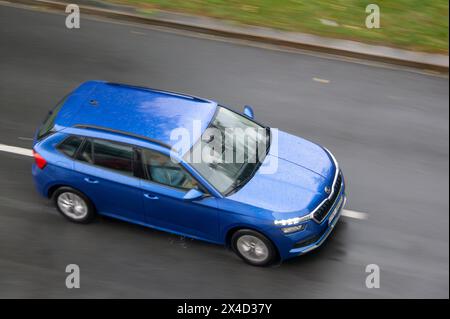 OSTRAVA, REPUBBLICA CECA - 30 SETTEMBRE 2023: Crossover blu Skoda Kamiq NW4 con effetto motion blur Foto Stock