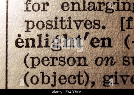 Illuminazione delle parole sulla pagina del dizionario, primo piano delle macro Foto Stock