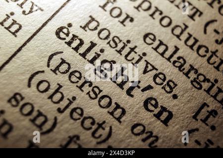 Illuminazione delle parole sulla pagina del dizionario, primo piano delle macro Foto Stock