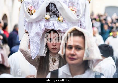 San Domenico circondato da serpenti mentre lascia la chiesa. La più famosa e misteriosa celebrazione folcloristica abruzzese è un evento in cui i costumi pagani e la tradizione cristiana si fondono: La devozione a San Domenico, protettore contro il morso dei rettili, si intreccia con il rituale arcaico dei "serpari". Questa usanza è legata ai riti pagani dei Marsi, un antico popolo italico. In epoca contemporanea, si celebra in onore di San Domenico, che si ritiene sia il protettore contro mal di denti, morsi di rettili e rabbia. La cerimonia, fissata il primo maggio di ogni anno, è stata ripetuta Foto Stock