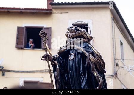 Un giovane ragazzo partecipa al rito dei serpenti e alla festa di San Domenico. La più famosa e misteriosa celebrazione folcloristica abruzzese è un evento in cui i costumi pagani e la tradizione cristiana si fondono: La devozione a San Domenico, protettore contro il morso dei rettili, si intreccia con il rituale arcaico dei "serpari". Questa usanza è legata ai riti pagani dei Marsi, un antico popolo italico. In epoca contemporanea, si celebra in onore di San Domenico, che si ritiene sia il protettore contro mal di denti, morsi di rettili e rabbia. La cerimonia, ora fissata il primo di maggio ciascuna Foto Stock