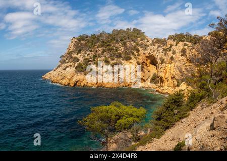 Vista panoramica di capo capo capo Gross e delle piccole insenature vicino alla baia di Cala Salada, Sant Antoni de Portmany, Ibiza, Isole Baleari, Spagna Foto Stock