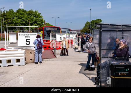 Stazione temporanea degli autobus a Crewe Cheshire Regno Unito Foto Stock