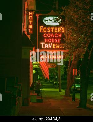 Fosters Coach House insegna al neon vintage di notte a Rhinebeck, New York Foto Stock