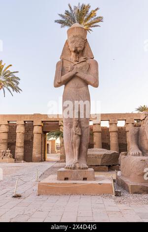 Karnak, Luxor, Egitto. Statua di Ramses II al complesso del tempio di Karnak. (Solo per uso editoriale) Foto Stock