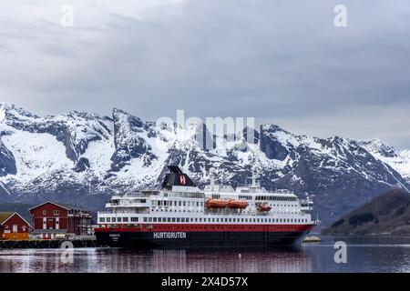 Ornes, Helgeland, Norvegia : 1 maggio 2024 - la nave da crociera Hurtigruten 'Nordlys' lascia il porto di Ornes nella provincia di Nordland a Norw Foto Stock