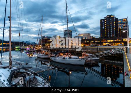 Bodo, Nordland, Norvegia : 24 aprile 2024 - ripresa serale nel porto della città di Bodo in Norvegia, contea di Nordland Foto Stock