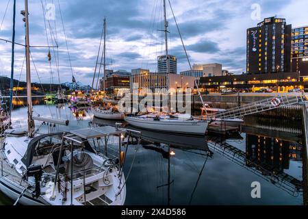 Bodo, Nordland, Norvegia : 24 aprile 2024 - ripresa serale nel porto della città di Bodo in Norvegia, contea di Nordland Foto Stock
