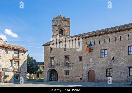 Collegiata di Santa Maria d'Aínsa costruita tra l'XI e il XII secolo Foto Stock