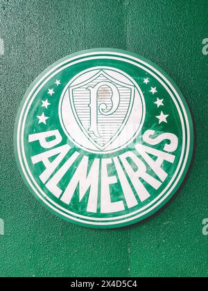 Logo Palmeiras, sulla parete dello stadio di calcio. São Paolo, Brasile. Aprile 26 2024. Foto Stock