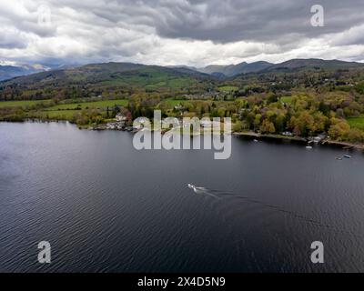 Vista aerea del lago Windemere vicino a Bowness-on-Windemere in Cumbria, Regno Unito Foto Stock