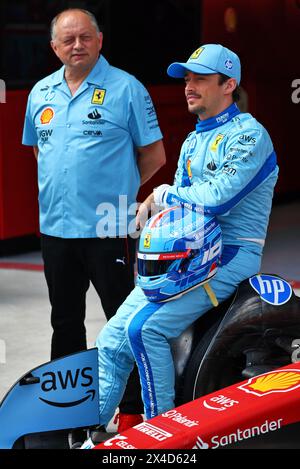 Miami, Stati Uniti. 2 maggio 2024. Charles Leclerc (MON) Ferrari e Frederic Vasseur (fra) Ferrari Team Principal - tuta da gara blu e kit team. 02.05.2024. Formula 1 World Championship, Rd 6, Miami Grand Prix, Miami, Florida, USA, giorno della preparazione. Il credito fotografico dovrebbe essere: XPB/Alamy Live News. Foto Stock