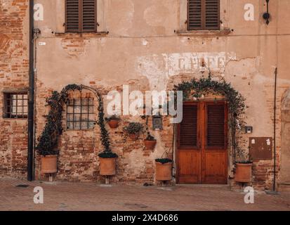 Classica scena di strada a Cetaldo alto - città vecchia - in Toscana, Italia vicino a Firenze. Con finestre a serranda, porte in legno e bellissimi mattoni sulle pareti Foto Stock