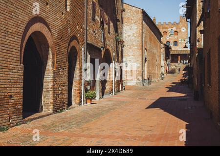 Classica scena di strada a Cetaldo alto - città vecchia - in Toscana, Italia vicino a Firenze. Con finestre a serranda, porte in legno e bellissimi mattoni sulle pareti Foto Stock