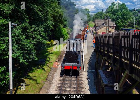 England, West Yorkshire, Haworth Station sulla Keighley & Worth Valley Conserve Steam Railway con L&YR Locomotive No.957 Foto Stock