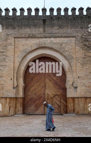 FES, Marocco. Persone che camminano accanto a una delle porte principali della medina. Bab Chorfa dell'XI secolo. (Solo per uso editoriale) Foto Stock